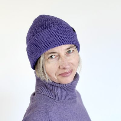 Cienka-czapka-z-welny-merino-chlodny-fiolet