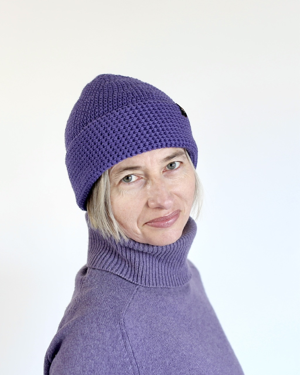Cienka-czapka-z-welny-merino-chlodny-fiolet