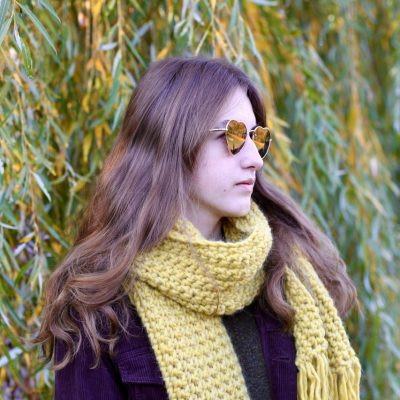 Zolty-szalik-welniany-z-fredzlami